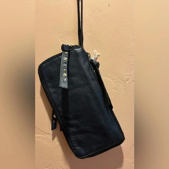 FREE PEOPLE Black Distressed Leather Wristlet Wallet. Brand new with tags - Picture 2 of 11